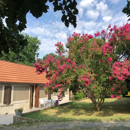 Au Lilas Rose Maison Entre Campagne Et Village Belves Exterior photo